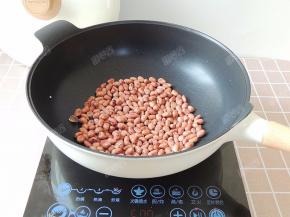 小火炒至颜色变深，并有噼啪声时关火盛出