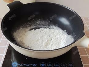 玉米淀粉倒入锅中