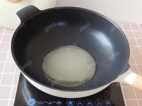 炒锅里倒入白糖和清水