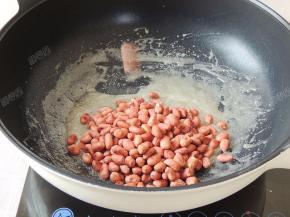 倒入炒好的花生米，小火翻炒至糖汁黏在花生米上