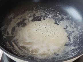 小火炒制糖水冒泡粘稠