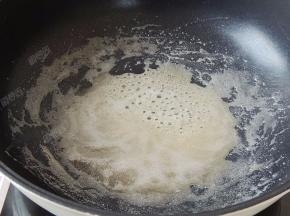 小火炒制糖水冒泡粘稠