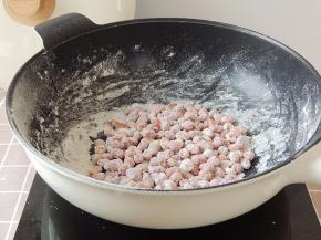 炒至花生米裹匀淀粉并颗粒分开，关火晾凉后即酥脆