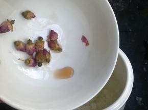 加入冲洗过的干玫瑰花。