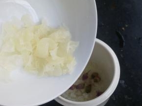 加入事先泡软的银耳。