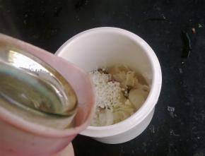 炖盅里加满开水。