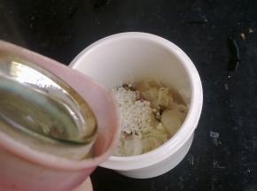 炖盅里加满开水。