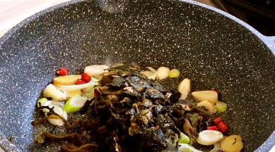 加入酸菜，翻炒出香味