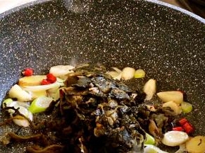 加入酸菜，翻炒出香味