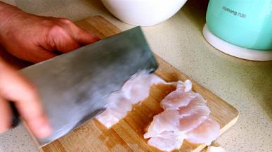 先将鱼片成半厘米厚的片