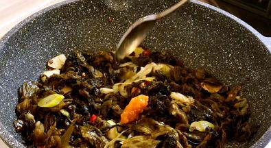 加入一茶匙黄辣椒酱，炒香