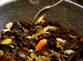 加入一茶匙黄辣椒酱，炒香
