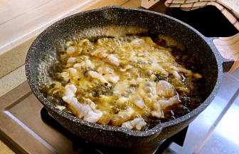 鱼片全部下入锅中，不要翻动，让鱼片定型