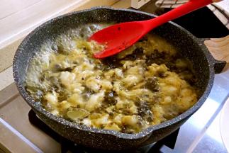 撇去浮沫，轻轻用锅铲推动鱼片，使其均匀受热成熟