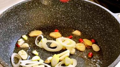 油热，爆香辣椒，葱姜蒜