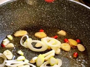 油热，爆香辣椒，葱姜蒜