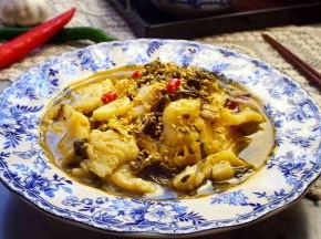 出锅装盘，撒上少许熟芝麻