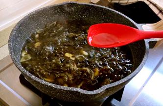 加水大火煮开，加入花雕酒