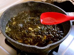 加水大火煮开，加入花雕酒