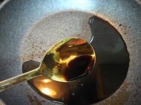 直到红糖和水完全融合，成浓稠的红糖汁即可