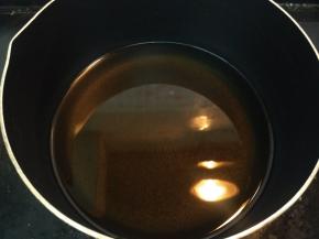 锅里放入适量植物油