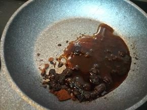 把红糖和清水放入不粘锅中小火加热