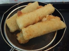 糍粑的表面炸成金黄色，捞出控油