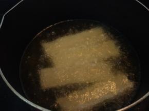 烧热后放入糍粑炸至