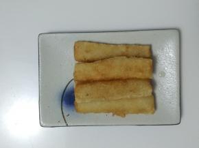 炸好的糍粑放入盘子里