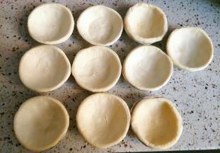 蛋挞皮如果是冷冻的，先取出解冻