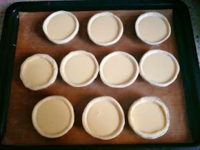 倒入蛋挞皮九分满