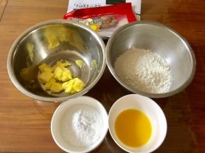 准备好食材，黄油提前拿出冰箱切成小块室温软化，鸡蛋打匀，取约半个鸡蛋的蛋液备用。