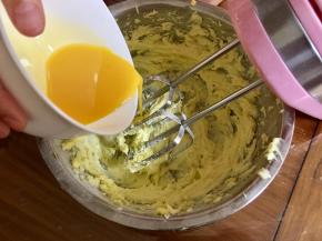 分两次加入鸡蛋液，第一次搅打至融合后再加入下一次。