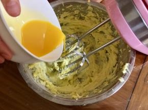 分两次加入鸡蛋液，第一次搅打至融合后再加入下一次。