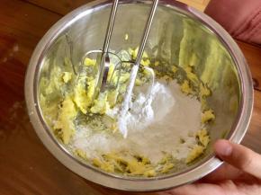 黄油用电动打蛋器打散后，加入糖粉。