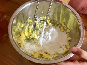 黄油用电动打蛋器打散后，加入糖粉。