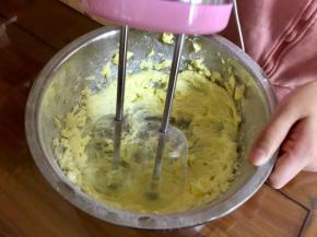 用电动打蛋器打至蓬松顺滑。