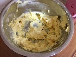 打至鸡蛋液与黄油完全融合。