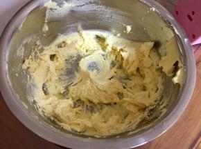 打至鸡蛋液与黄油完全融合。