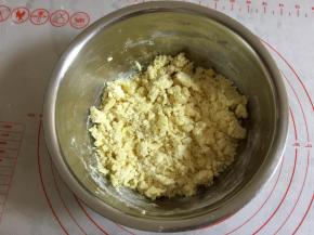 用橡皮刀翻拌均匀。