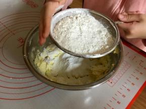 筛入低筋面粉。