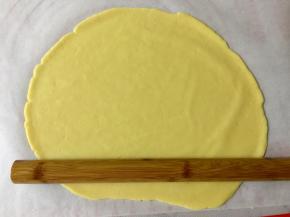 然后用手和成面团，盖上保鲜膜松弛15分钟，如果气温较高，可以放入冰箱。