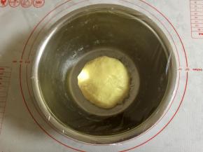 然后用手和成面团，盖上保鲜膜松弛15分钟，如果气温较高，可以放入冰箱。