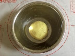 然后用手和成面团，盖上保鲜膜松弛15分钟，如果气温较高，可以放入冰箱。