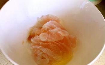 加入蛋清、盐、花雕酒，淀粉抓匀腌制十五分钟