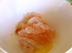 加入蛋清、盐、花雕酒，淀粉抓匀腌制十五分钟