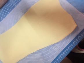 最后擀成长方形，厚度大约0.3厘米，一头大一头小，不管了，自己吃的