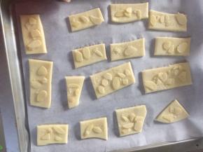 不舍得边角料，切成块，放上杏仁片