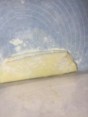 叠被子一样，折四折，一定要抹粉，防粘，静置十分钟，室温6度，因此直接放室温，天气热需放入冰箱冷藏十分钟，重复上述步骤共计五次，差不多一小时，擀五次长方形，叠被子五次