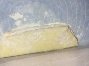 叠被子一样，折四折，一定要抹粉，防粘，静置十分钟，室温6度，因此直接放室温，天气热需放入冰箱冷藏十分钟，重复上述步骤共计五次，差不多一小时，擀五次长方形，叠被子五次